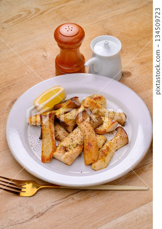 Easy recipes: butter-sauteed king oyster mushrooms and king oyster mushroom steak. 134509723