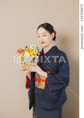 一個穿著和服的女人 一個穿著和服的女人 134509975