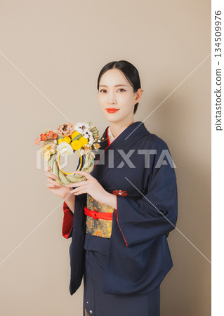 一個穿著和服的女人 134509976