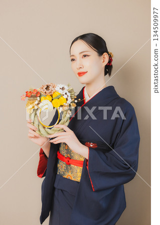 一個穿著和服的女人 134509977