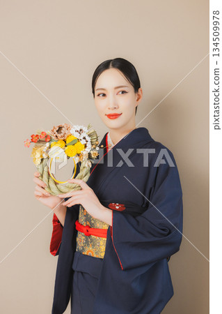 一個穿著和服的女人 134509978