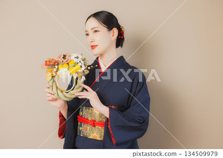 一個穿著和服的女人 134509979
