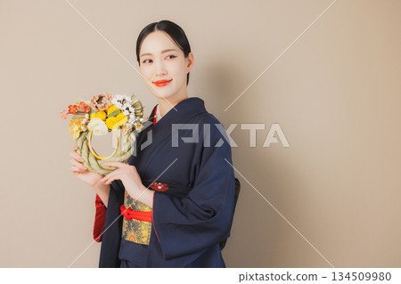 一個穿著和服的女人 134509980