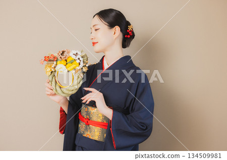 一個穿著和服的女人 一個穿著和服的女人 134509981