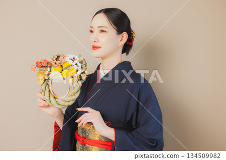 一個穿著和服的女人 一個穿著和服的女人 134509982