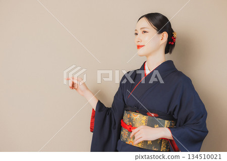 一個穿著和服的女人 一個穿著和服的女人 134510021