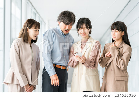 Businessman and businesswoman holding smartphone in office corridor (surprised, surprised, trouble, shock) Businessman and businesswoman holding smartphone in office corridor (surprised, surprised, trouble, shock) 134510030