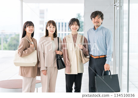 身著西裝的商務人士在辦公區行走(商務休閒服) 身著西裝的商務人士在辦公區行走(商務休閒服) 134510036