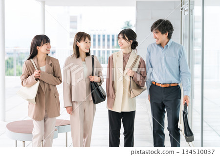 身著西裝的商務人士在辦公區行走(商務休閒服) 身著西裝的商務人士在辦公區行走(商務休閒服) 134510037