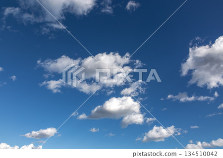 藍天上漂浮的雲 [背景資料] 134510042