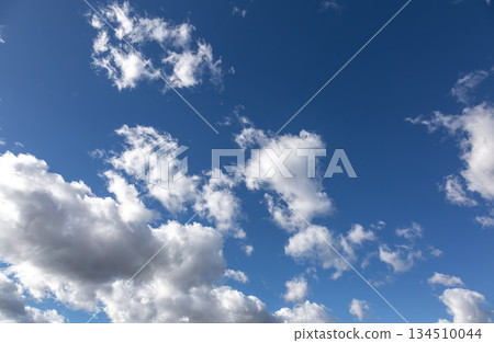 藍天上漂浮的雲 [背景資料] 134510044