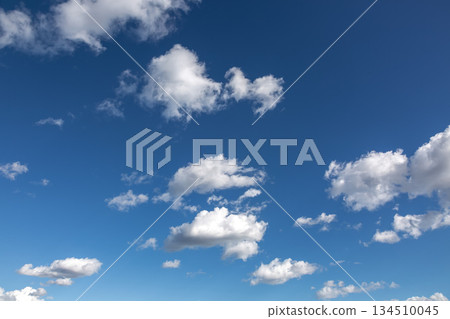 藍天上漂浮的雲 [背景資料] 134510045