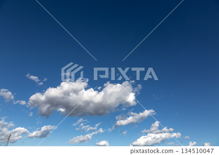 藍天上漂浮的雲 [背景資料] 134510047