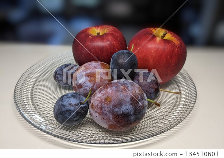 一盤什錦水果（蘋果、西梅） 134510601
