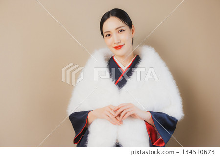 一個穿著和服的女人 一個穿著和服的女人 134510673