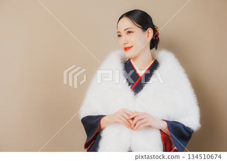 一個穿著和服的女人 134510674