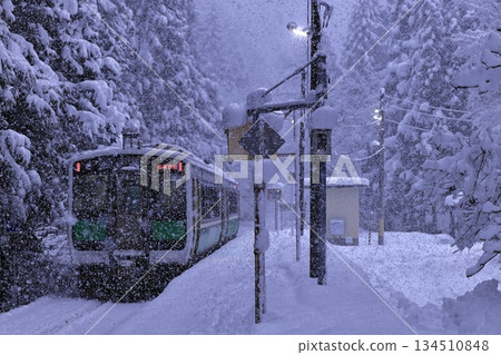 A blizzard on the Tadami Line (Aizu-Minuma Station) A blizzard on the Tadami Line (Aizu-Minuma Station) 134510848