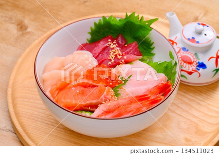 海鮮蓋飯、刺身、海鮮飯、海鮮料理。紅鮪魚、黃尾魚、鮭魚、扇貝、甜蝦、鮭魚籽。 134511023