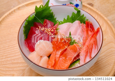 海鮮蓋飯、刺身、海鮮飯、海鮮料理。紅鮪魚、黃尾魚、鮭魚、扇貝、甜蝦、鮭魚籽。 134511024