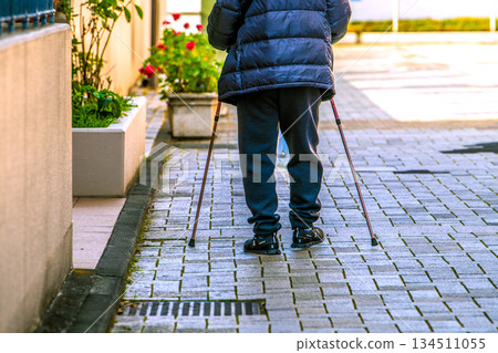日本橫濱的城市景觀：高低不平的台階、波浪形的瓷磚人行道、前方有柱子，以及明暗對比強烈的區域，給老年人帶來了許多危險……（橫濱市） 134511055