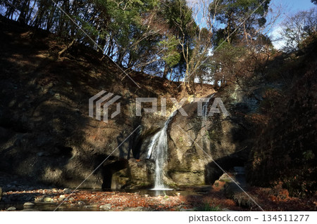 浪漫的茨城縣(初冬的晴朗空氣中,陽光灑在岩石上,耳邊只有瀑布的轟鳴聲。)位於九慈郡醍醐町的「月町瀑布」。 浪漫的茨城縣(初冬的晴朗空氣中,陽光灑在岩石上,耳邊只有瀑布的轟鳴聲。)位於九慈郡醍醐町的「月町瀑布」。 134511277