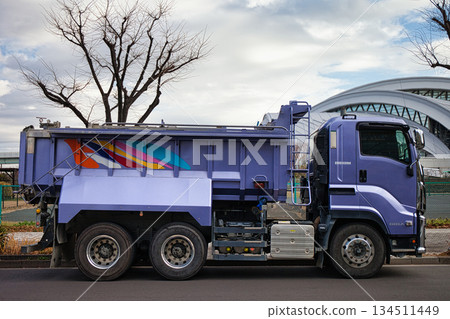 有頂棚的自卸卡車 有頂棚的自卸卡車 134511449