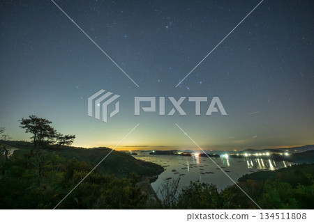 日本岡山縣瀨戶內市，冬日星空璀璨，映照著大海。 134511808