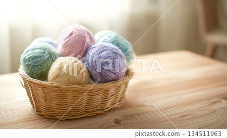 一團毛線被窗外的光線和自然的創作時光所環繞。 134511963