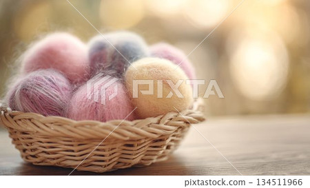 淺色毛線球和手工藝品 134511966