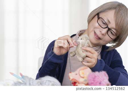 老婦人在客廳裡做餡料 134512562