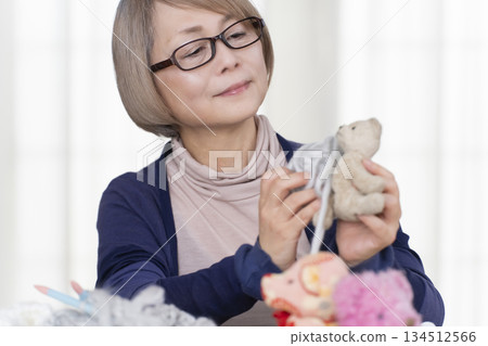 Senior woman making stuffing in the living room 134512566