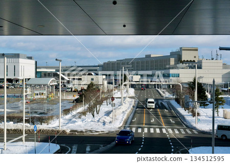 冬季從新千歲機場國際航廈眺望國內航廈 冬季從新千歲機場國際航廈眺望國內航廈 134512595