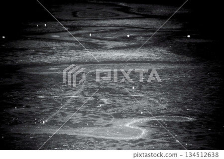 Patterns on the surface of ice: a black and white world Patterns on the surface of ice: a black and white world 134512638