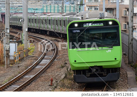 E235 series 0 series, celebrating 100 years of Yamanote Line circular operation, Tou 39 train, 103 series wrapping E235 series 0 series, celebrating 100 years of Yamanote Line circular operation, Tou 39 train, 103 series wrapping 134512681