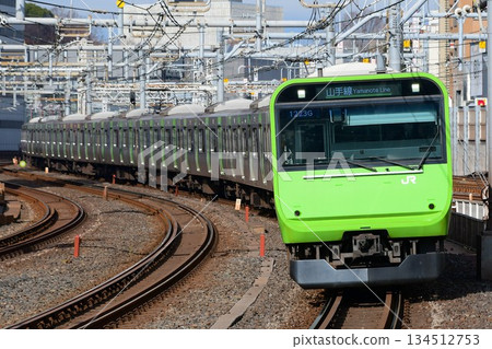 E235系列0系列為慶祝山手線環線營運100週年（東39號線），採用103系列風格的車身塗裝。 134512753