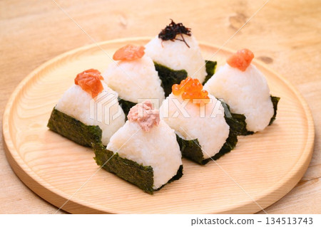 飯糰、飯糰、飯糰以及其他各種餡料的飯糰，包括鮪魚蛋黃醬、鮭魚籽、明太子、梅子、鮭魚和海帶。 134513743