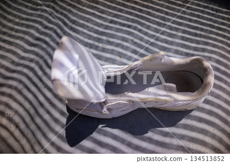 Dry your washed sneakers in the shade 134513852