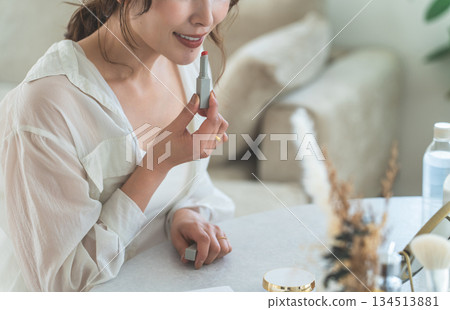 亞洲女性化妝（口紅、腮紅、唇彩、唇膏） 134513881