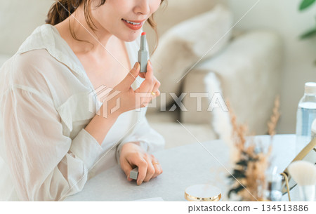 亞洲女性化妝（口紅、腮紅、唇彩、唇膏） 134513886