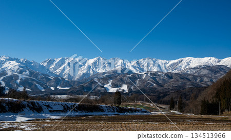 初冬時節,北阿爾卑斯山脈晴空萬裡,長野縣白馬村 初冬時節,北阿爾卑斯山脈晴空萬裡,長野縣白馬村 134513966
