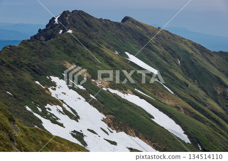 Mt. Tanigawa seen from Mt. Mokura in early summer Mt. Tanigawa seen from Mt. Mokura in early summer 134514110
