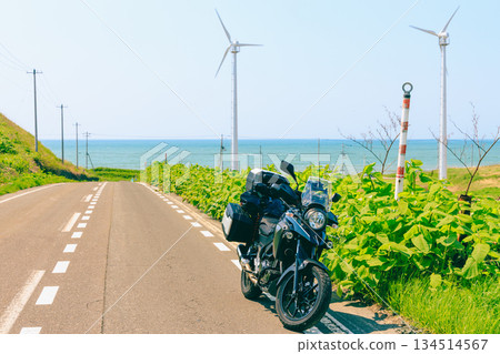 北海道的海洋、風車和自行車 134514567
