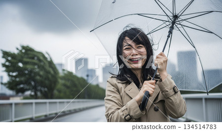 一位撐著傘的女子被強風吹走了 一位撐著傘的女子被強風吹走了 134514783