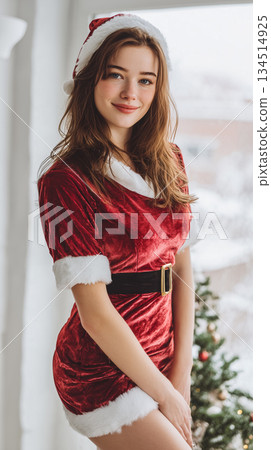 一位身穿聖誕老人服裝的女士面帶微笑,置身於溫馨的聖誕室內場景中。溫暖的燈光和聖誕樹在冬日節日氣氛中格外醒目。 一位身穿聖誕老人服裝的女士面帶微笑,置身於溫馨的聖誕室內場景中。溫暖的燈光和聖誕樹在冬日節日氣氛中格外醒目。 134514925