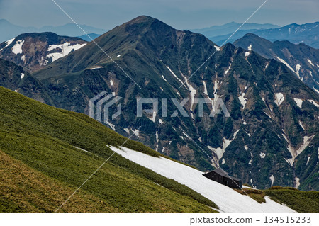 從谷川山脈的木岳上可以眺望木岳避難所和萬太郎山。 134515233