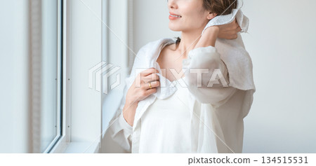 早上洗完澡洗頭後用毛巾擦乾頭髮的亞洲女性 134515531