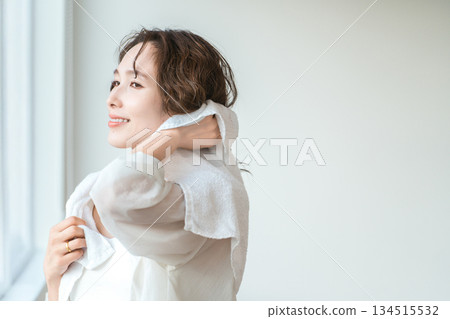 早上洗完澡洗頭後用毛巾擦乾頭髮的亞洲女性 早上洗完澡洗頭後用毛巾擦乾頭髮的亞洲女性 134515532