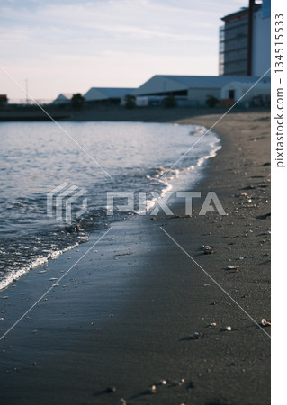 輕柔的海浪拍打著沙灘 輕柔的海浪拍打著沙灘 134515533