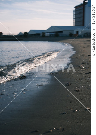 逆光下的海浪和濕沙的特寫鏡頭 134515534