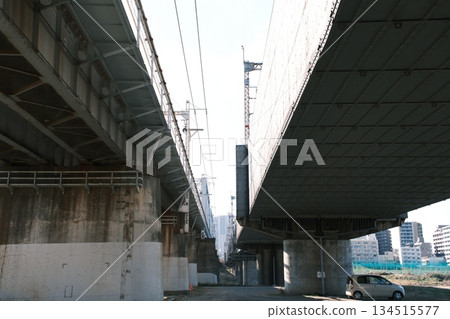 巨大的橋樑結構與城市形成鮮明對比 134515577